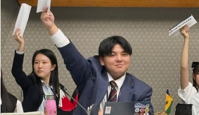 高校時代に模擬国連会議で途上国の大使を何度も務めたことで、「将来は世界の紛争を止める一助になりたい」という志を抱くようになった