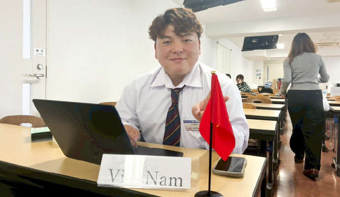 「大学模擬国連」では、この1年間でニュージーランド、ギリシャ、ベトナムの大使を務めた。所属サークル「日本模擬国連 四ツ谷研究会」は、日本で初めて模擬国連を導入した歴史を持つ