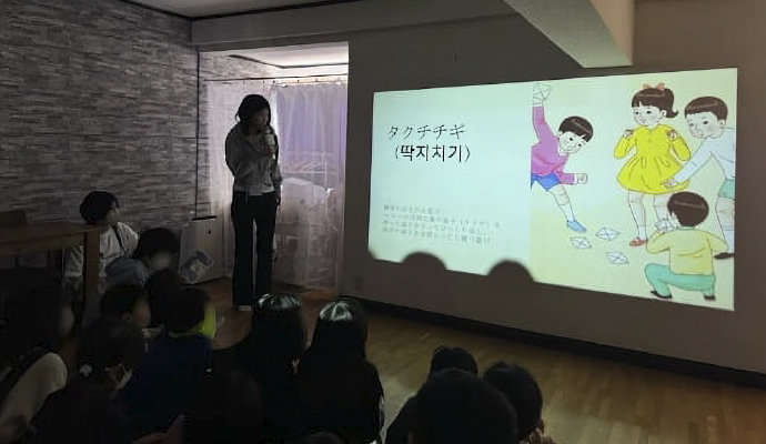 2024年12月から翌年3月にかけて実施した、多文化理解の探究プログラムの様子。フランス、中国、韓国の留学生が、昔遊びを通して言語や文化を子どもたちに伝えた