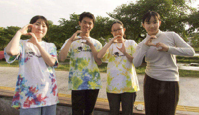 現在の岩佐さん（左）とセントリベルのメンバーたち