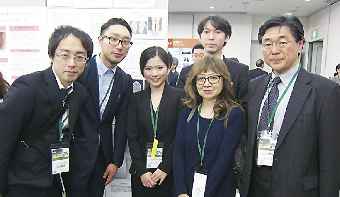 日本リウマチ学会で初めての発表を終えた後輩たちと（2015年4月、名古屋）