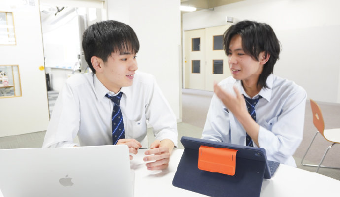 人文社会ゼミで修験道の山岳信仰について研究する3年生（左）と、民族紛争が宗教によって起きていることを研究する3年生。個人研究は、教室を飛び出して好きな場所でも取り組める