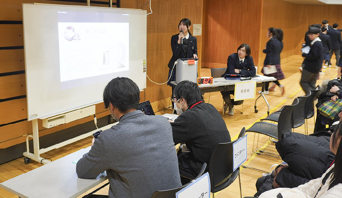 Ｓ.Nさんのプレゼンテーションの様子。招かれたコメンテーターからもいろいろな質問が出された