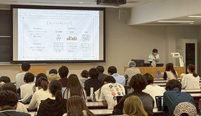 ウェルビーイングなまちづくりやコミュ二ティのつくり方など、岩佐さんはさまざまな大学でセントリベルの活動を紹介している