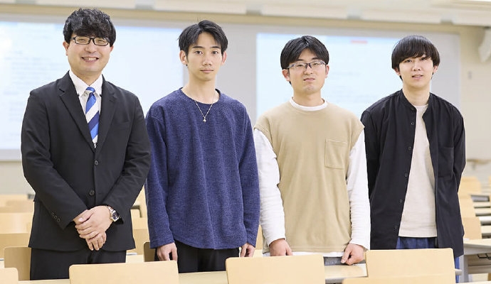 長田悠汰さん（右）と山口英士さん（右から2番目）