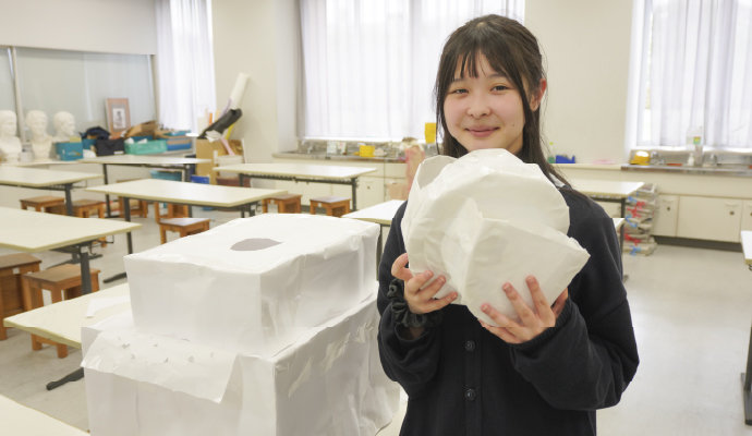 芸術創造ゼミ（音楽系）で、五感を通じた音楽の感じ方を研究している生徒。体感できる装置を自ら制作してデータを集めている