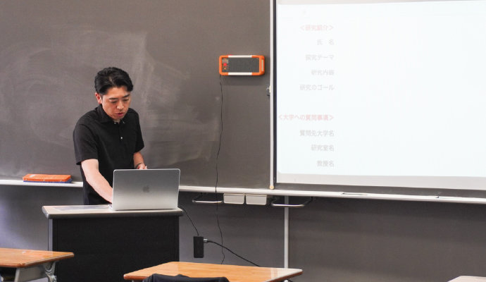 生徒たちに大学へのメールの書き方を教える空間インテリアゼミの教員