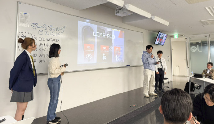 アパテックモーターズの協力のもと、電気自動車のマーケティングを考えるプログラム。3日間のプログラムでは試乗も体験する