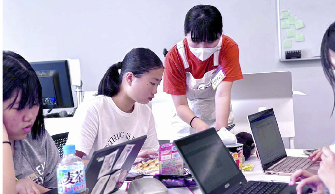 メンターとして生徒に伴走する岩佐さん。日本で不人気なお菓子を海外で流行らせるための施策を考え、英語でプレゼンを行うプログラムの様子