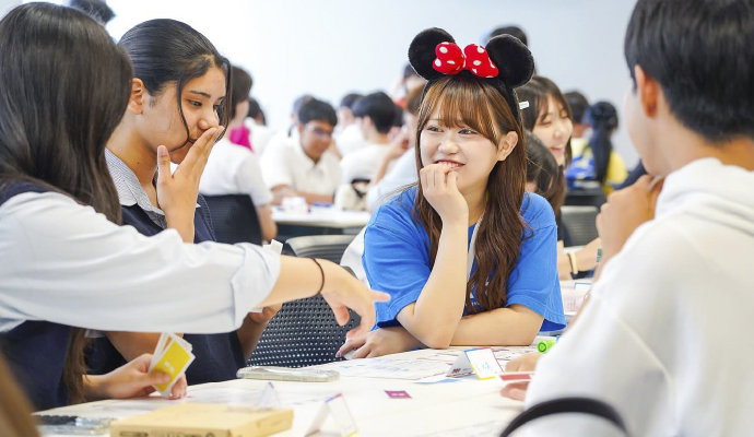 桜美林大学ビジネスマネジメント学群の人気授業「テーマパーク論」を高校生が体験する探究プログラム「Disneyの新企画を考えよう」。桜美林大学のキャンパスで1日もしくは3日間（毎日10時から16時）、過去の商品の傾向を分析してヒットの法則を導き出す