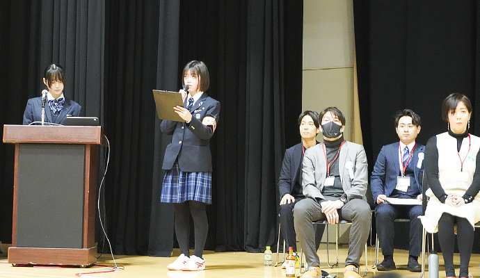 コメンテーターたちの隣でオープニングの挨拶をするＫ.Ｓさん