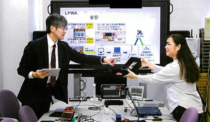 中川泰宏助教（左）の研究室では、災害時にも強い安否確認システムの構築を進めている