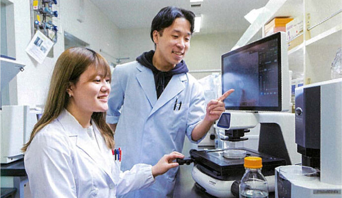 細胞生化学研究室の成田先生（右）