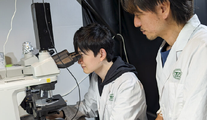 研究に取り組む超分子化学研究室の学生（左）と須川教授