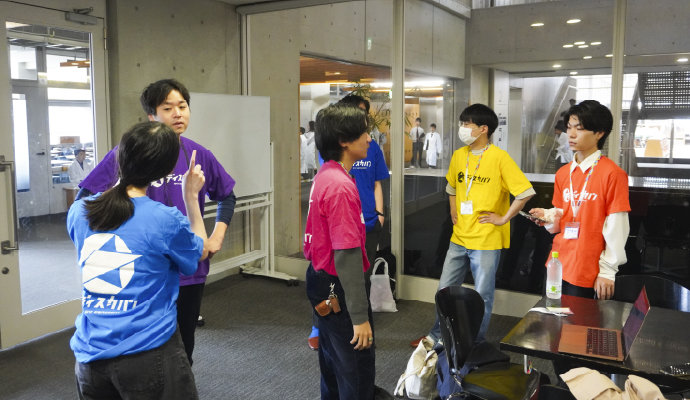 昭和学院高等学校に集まったディスカバ！の大学生たち