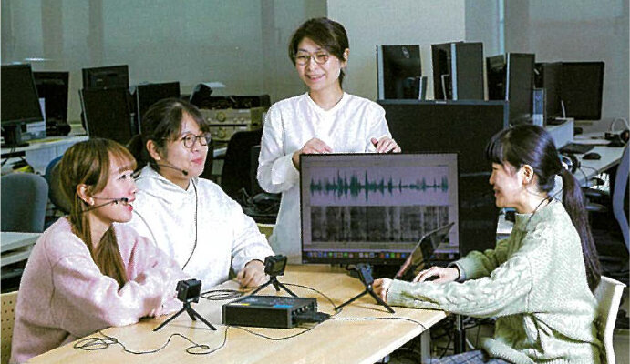 有本泰子教授の多角感情動情報処理研究室では、「笑い」を客観的に解析して、AIに実装することに取り組んでいる
