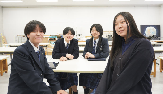 芸術創造ゼミ（美術系）の生徒たち。四人で協力して、ひとつの演劇作品から多様なコンテンツを制作している