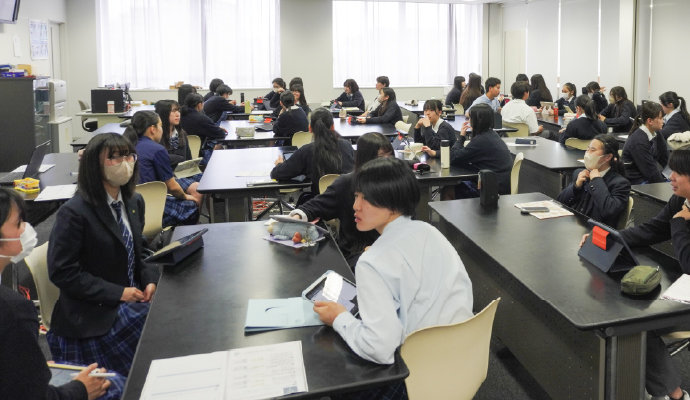 5、6人のチームに分かれて、テーマに沿って調べる医療福祉ゼミ