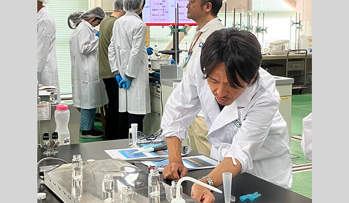 高校生対象イベントで、来場者に研究の魅力を伝える須川教授